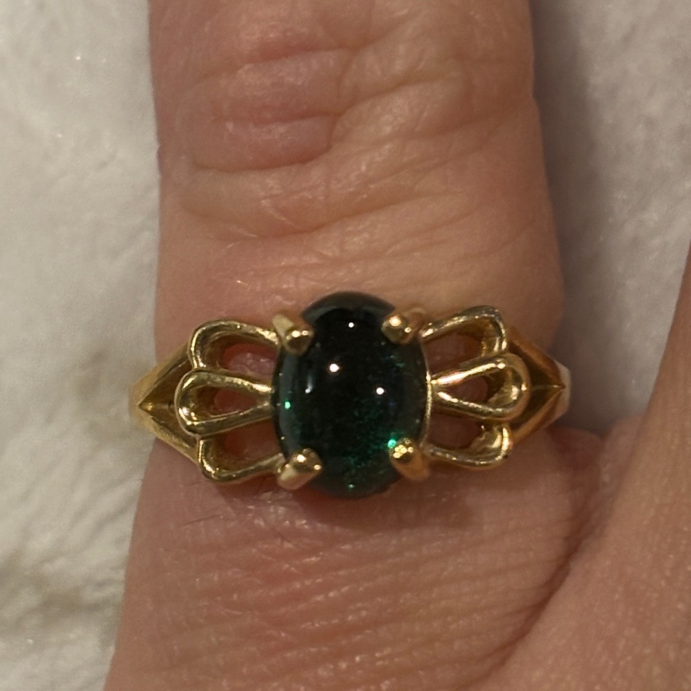 Elegant Gold and Green Gemstone Ring